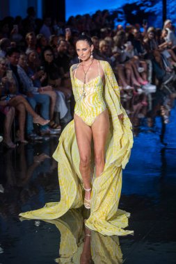 Fernando Alberto Moda Şovu için Miami Beach 'teki Faena Forum' da Sanat, Kalpler, Moda Yüzme Haftası 'nda bir model podyumda yürüyor.