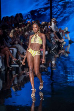 Fernando Alberto Moda Şovu için Miami Beach 'teki Faena Forum' da Sanat, Kalpler, Moda Yüzme Haftası 'nda bir model podyumda yürüyor.