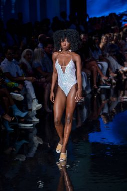 Fernando Alberto Moda Şovu için Miami Beach 'teki Faena Forum' da Sanat, Kalpler, Moda Yüzme Haftası 'nda bir model podyumda yürüyor.