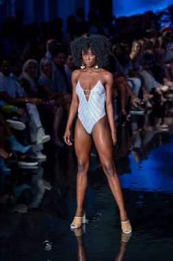 Fernando Alberto Moda Şovu için Miami Beach 'teki Faena Forum' da Sanat, Kalpler, Moda Yüzme Haftası 'nda bir model podyumda yürüyor.