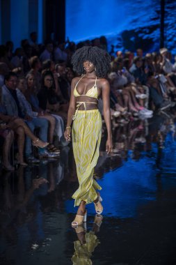 Fernando Alberto Moda Şovu için Miami Beach 'teki Faena Forum' da Sanat, Kalpler, Moda Yüzme Haftası 'nda bir model podyumda yürüyor.
