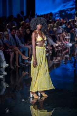 Fernando Alberto Moda Şovu için Miami Beach 'teki Faena Forum' da Sanat, Kalpler, Moda Yüzme Haftası 'nda bir model podyumda yürüyor.