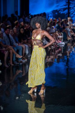 Fernando Alberto Moda Şovu için Miami Beach 'teki Faena Forum' da Sanat, Kalpler, Moda Yüzme Haftası 'nda bir model podyumda yürüyor.