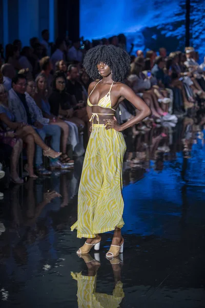Fernando Alberto Moda Şovu için Miami Beach 'teki Faena Forum' da Sanat, Kalpler, Moda Yüzme Haftası 'nda bir model podyumda yürüyor.