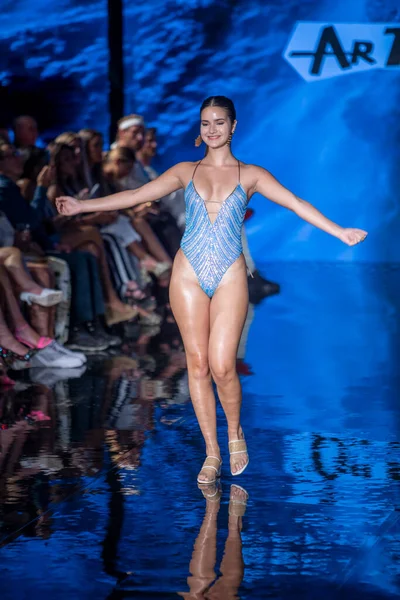 Fernando Alberto Moda Şovu için Miami Beach 'teki Faena Forum' da Sanat, Kalpler, Moda Yüzme Haftası 'nda bir model podyumda yürüyor.