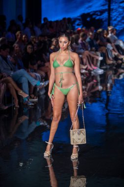 Fernando Alberto Moda Şovu için Miami Beach 'teki Faena Forum' da Sanat, Kalpler, Moda Yüzme Haftası 'nda bir model podyumda yürüyor.