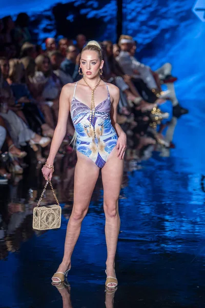 Fernando Alberto Moda Şovu için Miami Beach 'teki Faena Forum' da Sanat, Kalpler, Moda Yüzme Haftası 'nda bir model podyumda yürüyor.
