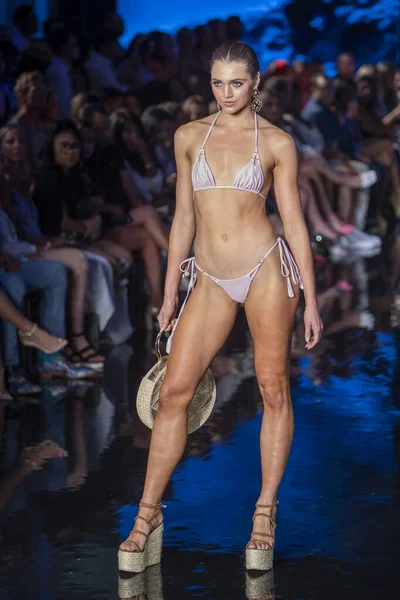 Una Modelo Camina Por Pasarela Para Fernando Alberto Fashion Show — Foto de Stock