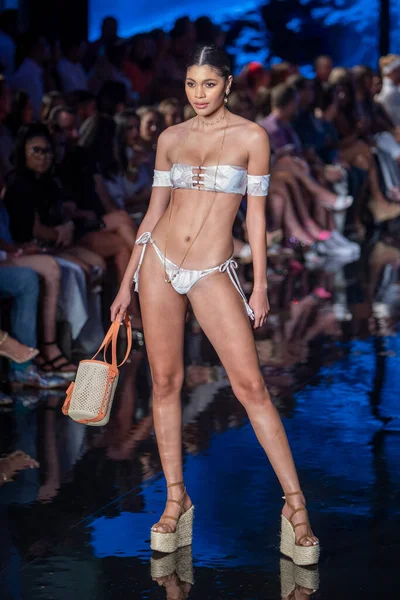 Fernando Alberto Moda Şovu için Miami Beach 'teki Faena Forum' da Sanat, Kalpler, Moda Yüzme Haftası 'nda bir model podyumda yürüyor.