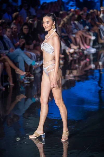 Una Modelo Camina Por Pasarela Para Fernando Alberto Fashion Show — Foto de Stock