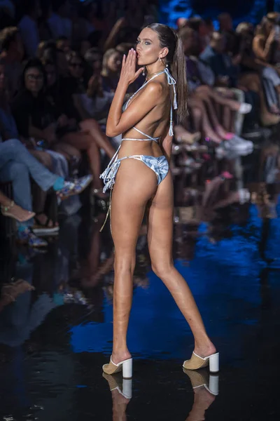 Modelka Spaceruje Pasie Startowym Fernando Alberto Fashion Show Podczas Art — Zdjęcie stockowe