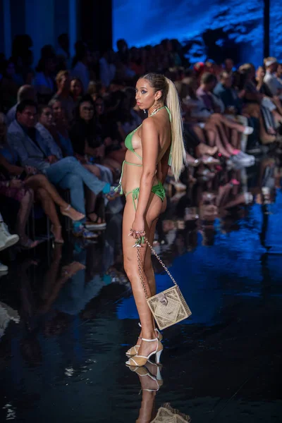 Fernando Alberto Moda Şovu için Miami Beach 'teki Faena Forum' da Sanat, Kalpler, Moda Yüzme Haftası 'nda bir model podyumda yürüyor.