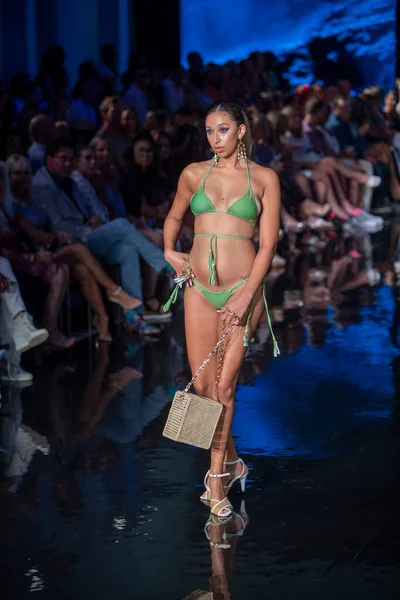 Fernando Alberto Moda Şovu için Miami Beach 'teki Faena Forum' da Sanat, Kalpler, Moda Yüzme Haftası 'nda bir model podyumda yürüyor.