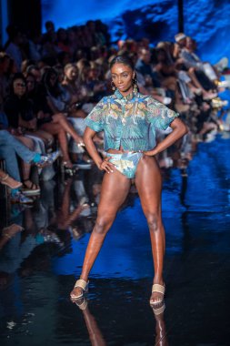 Fernando Alberto Moda Şovu için Miami Beach 'teki Faena Forum' da Sanat, Kalpler, Moda Yüzme Haftası 'nda bir model podyumda yürüyor.
