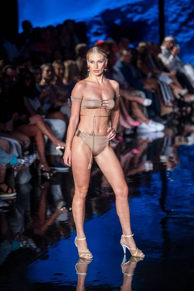 Ένα Μοντέλο Περπατά Στο Διάδρομο Για Fernando Alberto Fashion Show — Φωτογραφία Αρχείου