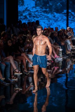 Sanat, Kalpler, Moda Yüzme Haftası sırasında Miami Beach 'teki Faena Forum' da Marquesa Mayo Moda Şovu için podyumda bir manken yürüyor.