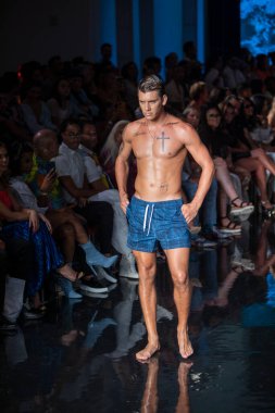 Sanat, Kalpler, Moda Yüzme Haftası sırasında Miami Beach 'teki Faena Forum' da Marquesa Mayo Moda Şovu için podyumda bir manken yürüyor.