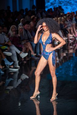 Sanat, Kalpler, Moda Yüzme Haftası sırasında Miami Beach 'teki Faena Forum' da Marquesa Mayo Moda Şovu için podyumda bir manken yürüyor.