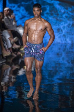 Sanat, Kalpler, Moda Yüzme Haftası sırasında Miami Beach 'teki Faena Forum' da Marquesa Mayo Moda Şovu için podyumda bir manken yürüyor.