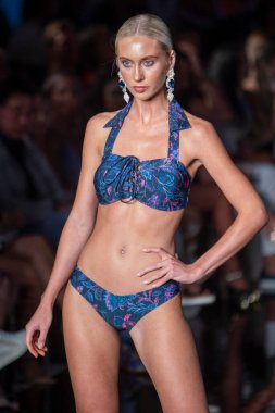 Sanat, Kalpler, Moda Yüzme Haftası sırasında Miami Beach 'teki Faena Forum' da Marquesa Mayo Moda Şovu için podyumda bir manken yürüyor.