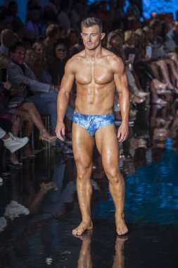 Sanat, Kalpler, Moda Yüzme Haftası sırasında Miami Beach 'teki Faena Forum' da Marquesa Mayo Moda Şovu için podyumda bir manken yürüyor.