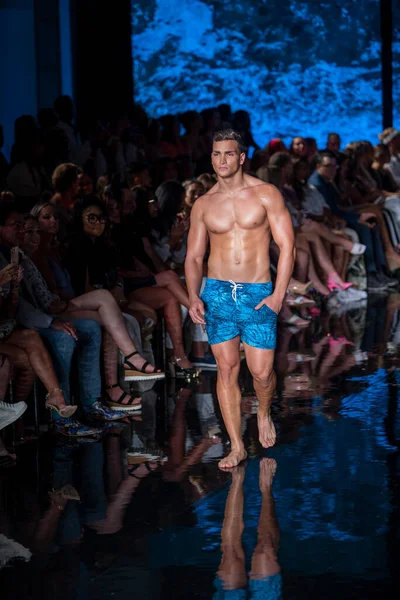 Sanat, Kalpler, Moda Yüzme Haftası sırasında Miami Beach 'teki Faena Forum' da Marquesa Mayo Moda Şovu için podyumda bir manken yürüyor.