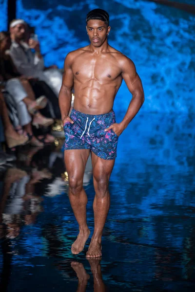 Model Walks Runway Marquesa Swimwear Fashion Show Art Hearts Fashion — Stock Photo, Image