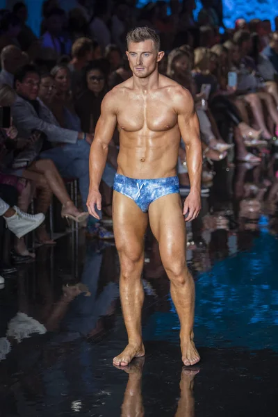 Ein Model Läuft Auf Dem Laufsteg Der Marquesa Swimwear Fashion — Stockfoto
