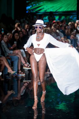 Wilfredo Gerardo Mayo Moda Şovu 'nda, 7-9-2021' de Miami Plajı 'ndaki Faena Forum' da Sanat, Kalpler, Moda Yüzme Haftası sırasında bir model podyumda yürüyor.