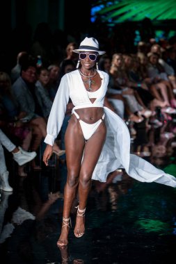 Wilfredo Gerardo Mayo Moda Şovu 'nda, 7-9-2021' de Miami Plajı 'ndaki Faena Forum' da Sanat, Kalpler, Moda Yüzme Haftası sırasında bir model podyumda yürüyor.