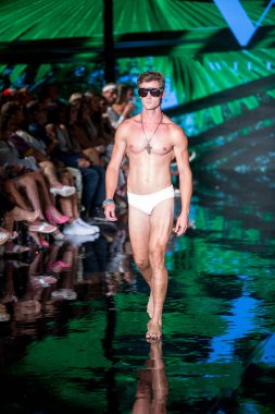 Wilfredo Gerardo Mayo Moda Şovu 'nda, 7-9-2021' de Miami Plajı 'ndaki Faena Forum' da Sanat, Kalpler, Moda Yüzme Haftası sırasında bir model podyumda yürüyor.