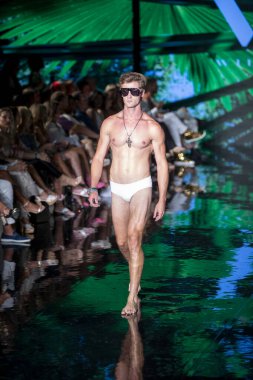Wilfredo Gerardo Mayo Moda Şovu 'nda, 7-9-2021' de Miami Plajı 'ndaki Faena Forum' da Sanat, Kalpler, Moda Yüzme Haftası sırasında bir model podyumda yürüyor.