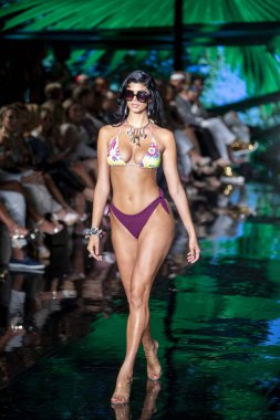 Wilfredo Gerardo Mayo Moda Şovu 'nda, 7-9-2021' de Miami Plajı 'ndaki Faena Forum' da Sanat, Kalpler, Moda Yüzme Haftası sırasında bir model podyumda yürüyor.