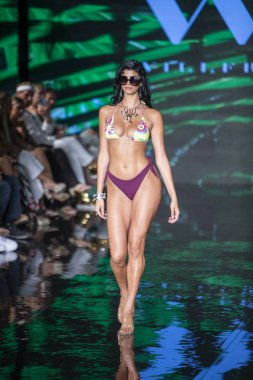 Wilfredo Gerardo Mayo Moda Şovu 'nda, 7-9-2021' de Miami Plajı 'ndaki Faena Forum' da Sanat, Kalpler, Moda Yüzme Haftası sırasında bir model podyumda yürüyor.