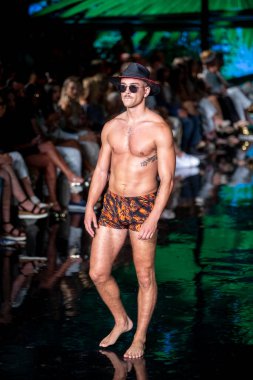 Wilfredo Gerardo Mayo Moda Şovu 'nda, 7-9-2021' de Miami Plajı 'ndaki Faena Forum' da Sanat, Kalpler, Moda Yüzme Haftası sırasında bir model podyumda yürüyor.