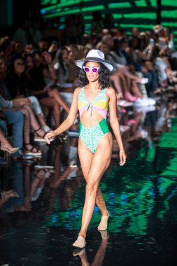 Wilfredo Gerardo Mayo Moda Şovu 'nda, 7-9-2021' de Miami Plajı 'ndaki Faena Forum' da Sanat, Kalpler, Moda Yüzme Haftası sırasında bir model podyumda yürüyor.