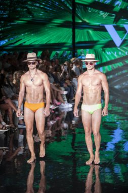 Wilfredo Gerardo Mayo Moda Şovu 'nda, 7-9-2021' de Miami Plajı 'ndaki Faena Forum' da Sanat, Kalpler, Moda Yüzme Haftası sırasında bir model podyumda yürüyor.