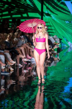 Wilfredo Gerardo Mayo Moda Şovu 'nda, 7-9-2021' de Miami Plajı 'ndaki Faena Forum' da Sanat, Kalpler, Moda Yüzme Haftası sırasında bir model podyumda yürüyor.