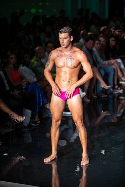 Wilfredo Gerardo Mayo Moda Şovu 'nda, 7-9-2021' de Miami Plajı 'ndaki Faena Forum' da Sanat, Kalpler, Moda Yüzme Haftası sırasında bir model podyumda yürüyor.