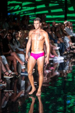 Wilfredo Gerardo Mayo Moda Şovu 'nda, 7-9-2021' de Miami Plajı 'ndaki Faena Forum' da Sanat, Kalpler, Moda Yüzme Haftası sırasında bir model podyumda yürüyor.