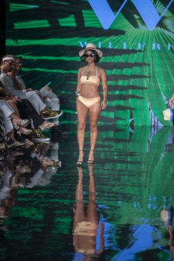 Wilfredo Gerardo Mayo Moda Şovu 'nda, 7-9-2021' de Miami Plajı 'ndaki Faena Forum' da Sanat, Kalpler, Moda Yüzme Haftası sırasında bir model podyumda yürüyor.