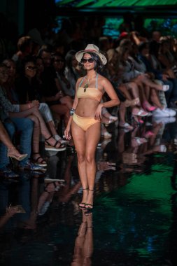 Wilfredo Gerardo Mayo Moda Şovu 'nda, 7-9-2021' de Miami Plajı 'ndaki Faena Forum' da Sanat, Kalpler, Moda Yüzme Haftası sırasında bir model podyumda yürüyor.