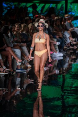 Wilfredo Gerardo Mayo Moda Şovu 'nda, 7-9-2021' de Miami Plajı 'ndaki Faena Forum' da Sanat, Kalpler, Moda Yüzme Haftası sırasında bir model podyumda yürüyor.