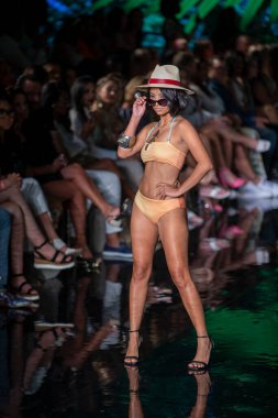 Wilfredo Gerardo Mayo Moda Şovu 'nda, 7-9-2021' de Miami Plajı 'ndaki Faena Forum' da Sanat, Kalpler, Moda Yüzme Haftası sırasında bir model podyumda yürüyor.