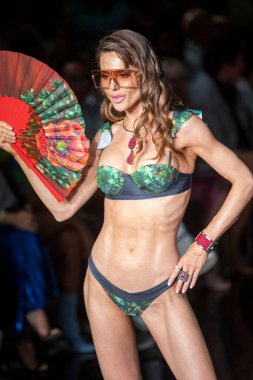 Wilfredo Gerardo Mayo Moda Şovu 'nda, 7-9-2021' de Miami Plajı 'ndaki Faena Forum' da Sanat, Kalpler, Moda Yüzme Haftası sırasında bir model podyumda yürüyor.