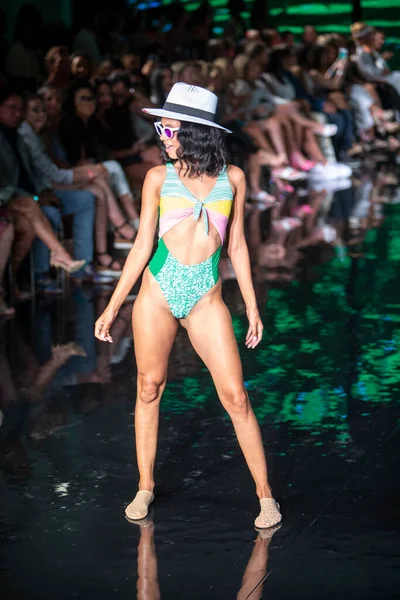 Model Walks Runway Wilfredo Gerardo Swimwear Fashion Show Art Hearts — Stockfoto