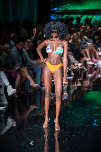 Een Model Loopt Baan Voor Wilfredo Gerardo Swimwear Fashion Show — Stockfoto