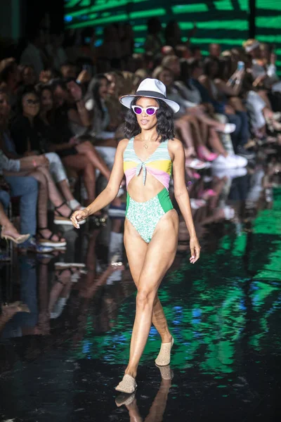 Een Model Loopt Baan Voor Wilfredo Gerardo Swimwear Fashion Show — Stockfoto