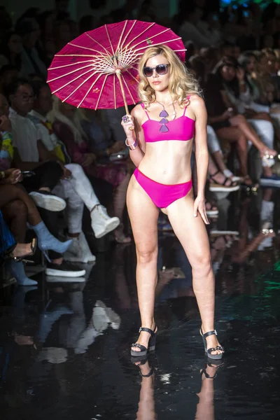 Model Walks Runway Wilfredo Gerardo Swimwear Fashion Show Art Hearts — Foto Stock