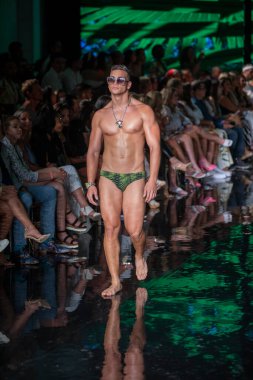 Wilfredo Gerardo Mayo Moda Şovu 'nda, 7-9-2021' de Miami Plajı 'ndaki Faena Forum' da Sanat, Kalpler, Moda Yüzme Haftası sırasında bir model podyumda yürüyor.